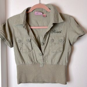 Khaki crop top with short sleeves
